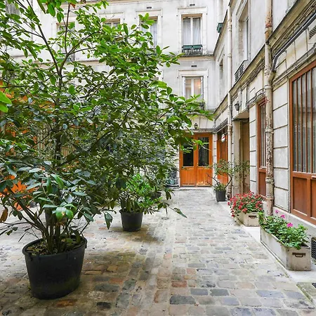 Modern & Quiet Flat- 1bdr 4p In The Heart Of Paris